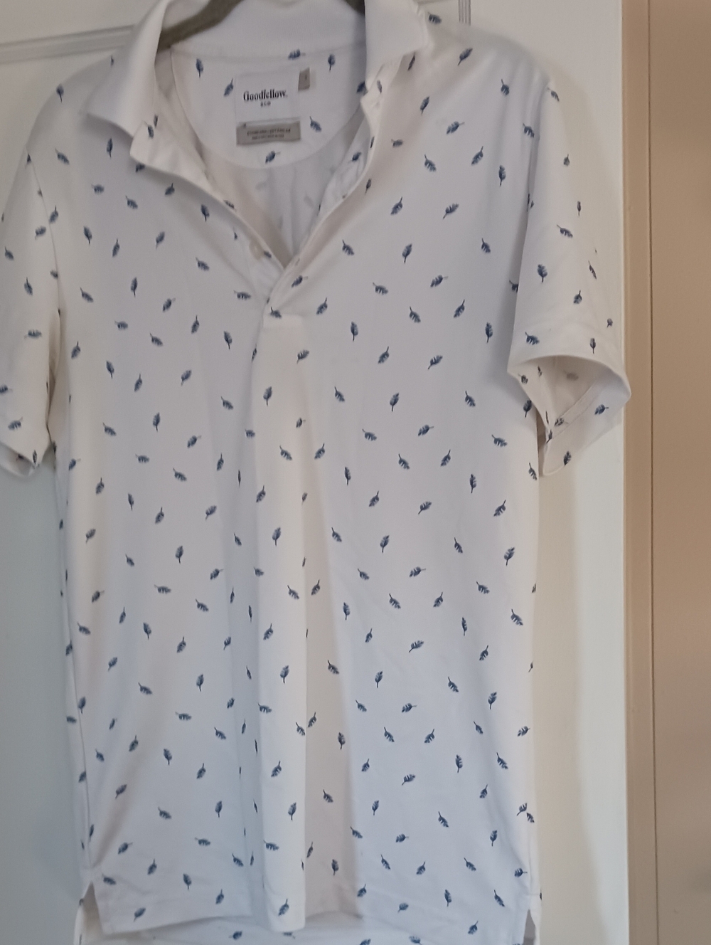 Goodfellow & Co White Short-Sleeve Button Down Shirt with Navy Leaf Print